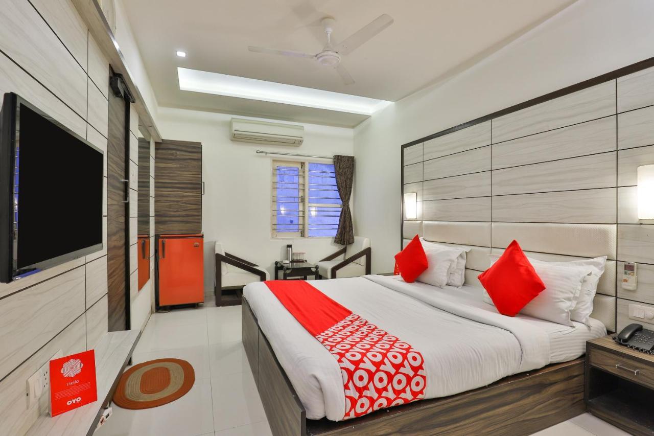 Oyo 2351 Hotel Golden Plaza Ahmedabad Buitenkant foto