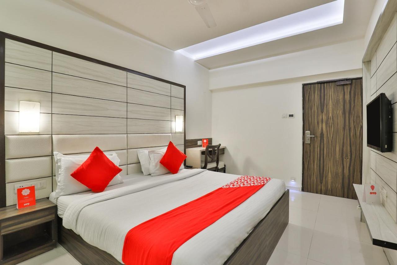Oyo 2351 Hotel Golden Plaza Ahmedabad Buitenkant foto