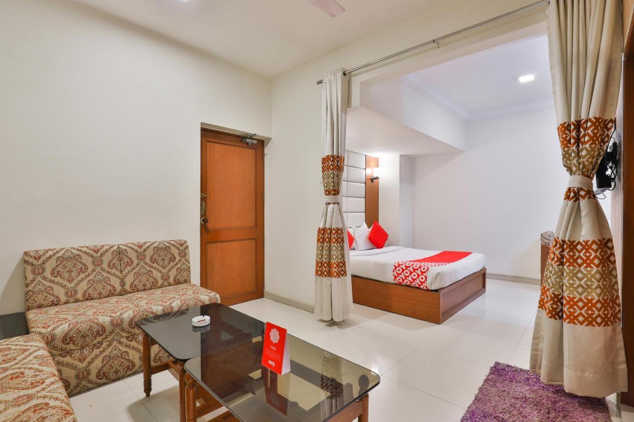 Oyo 2351 Hotel Golden Plaza Ahmedabad Buitenkant foto