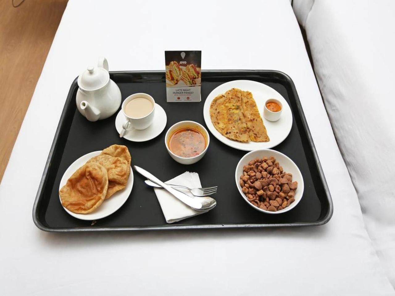 Oyo 2351 Hotel Golden Plaza Ahmedabad Buitenkant foto