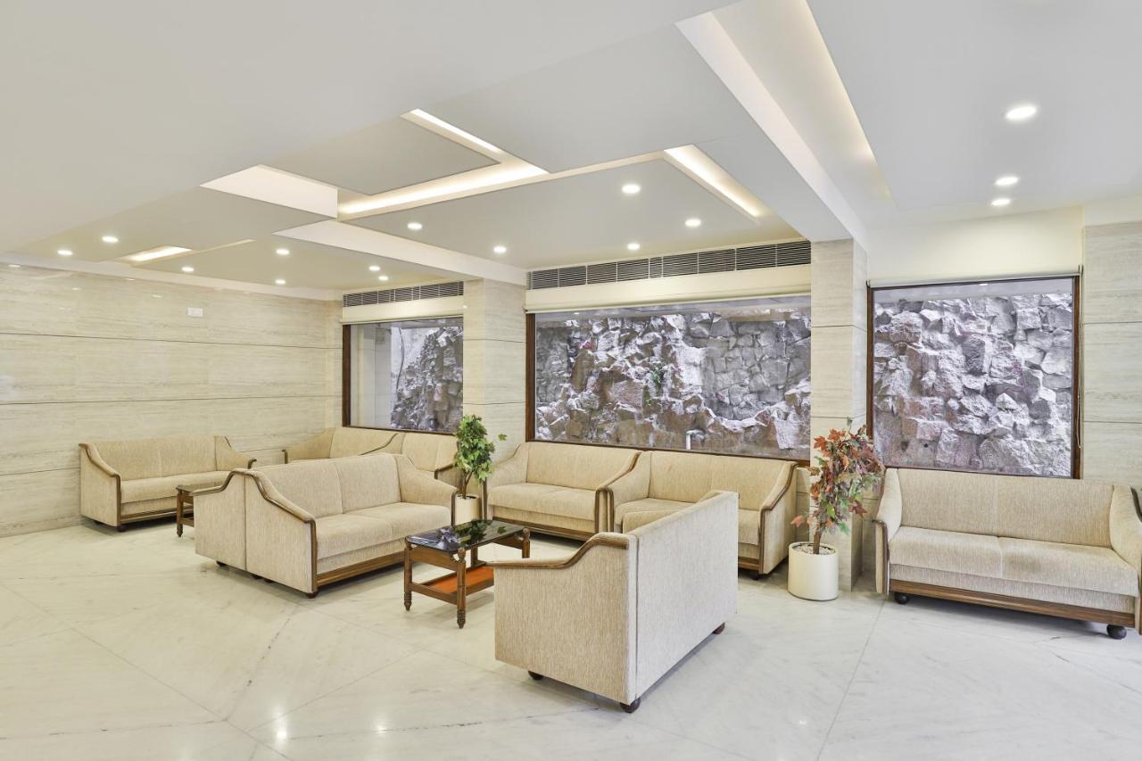 Oyo 2351 Hotel Golden Plaza Ahmedabad Buitenkant foto