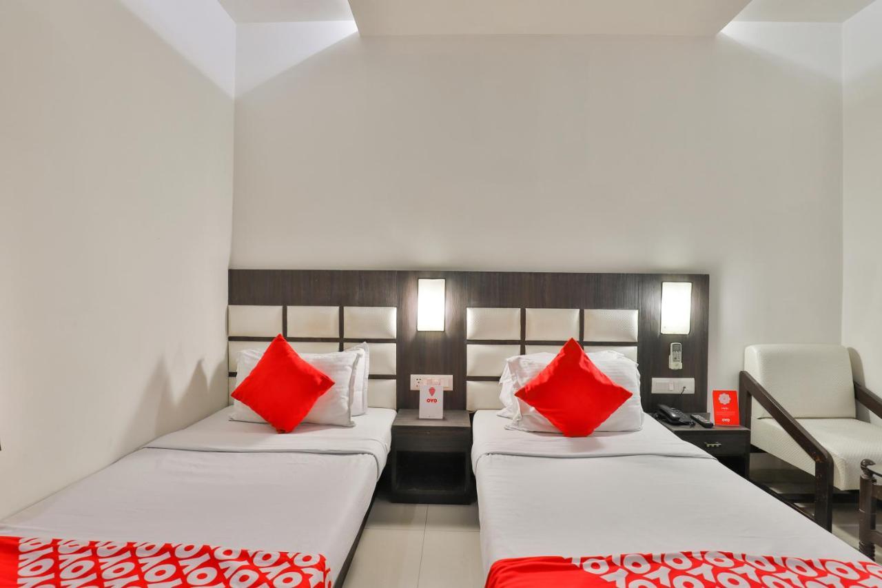 Oyo 2351 Hotel Golden Plaza Ahmedabad Buitenkant foto