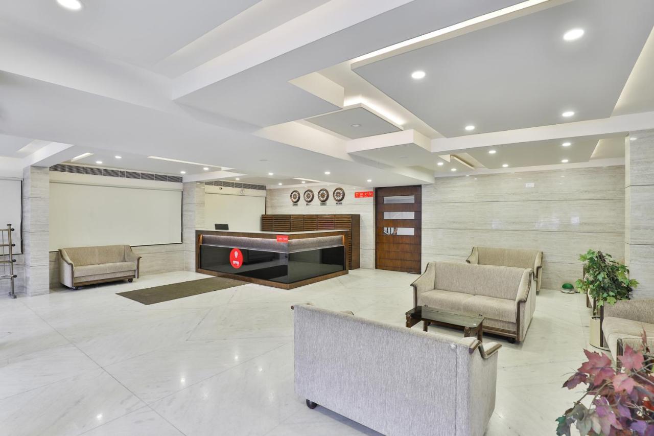 Oyo 2351 Hotel Golden Plaza Ahmedabad Buitenkant foto