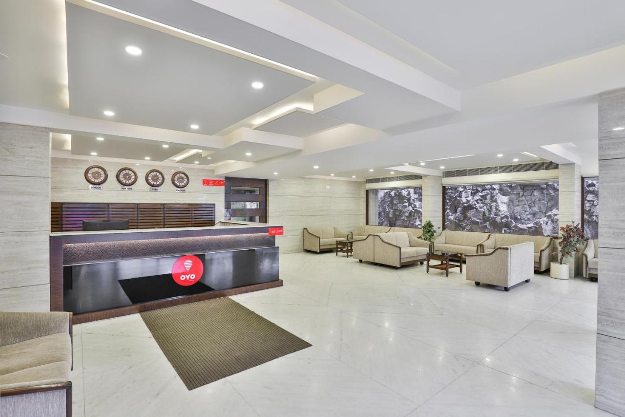 Oyo 2351 Hotel Golden Plaza Ahmedabad Buitenkant foto