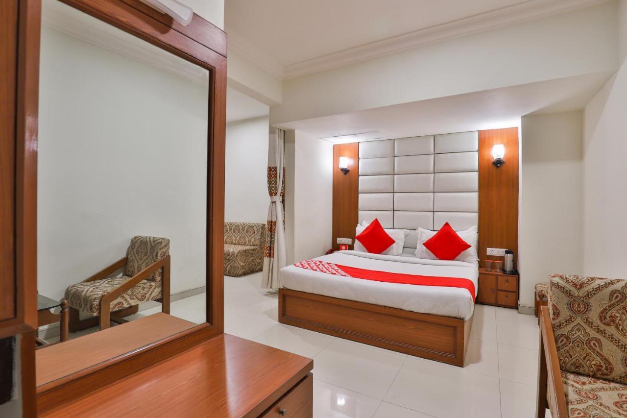 Oyo 2351 Hotel Golden Plaza Ahmedabad Buitenkant foto