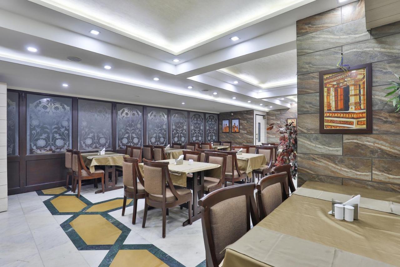 Oyo 2351 Hotel Golden Plaza Ahmedabad Buitenkant foto