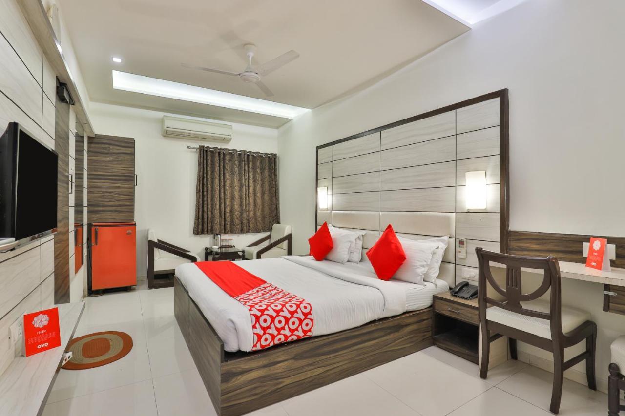 Oyo 2351 Hotel Golden Plaza Ahmedabad Buitenkant foto