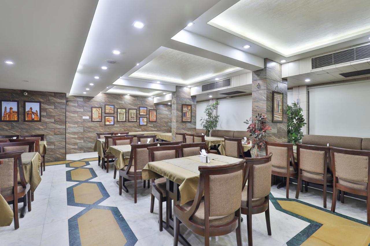 Oyo 2351 Hotel Golden Plaza Ahmedabad Buitenkant foto