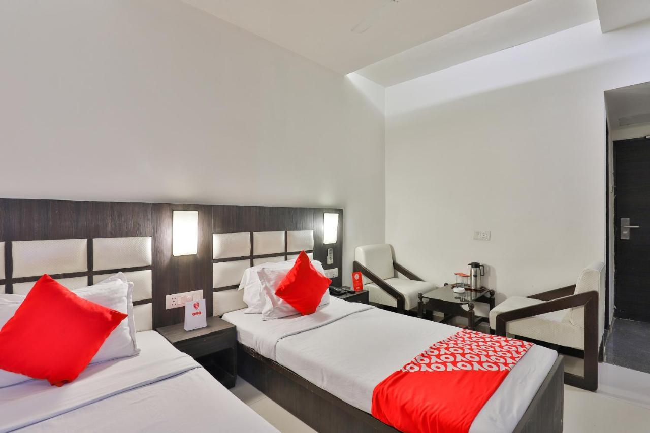 Oyo 2351 Hotel Golden Plaza Ahmedabad Buitenkant foto