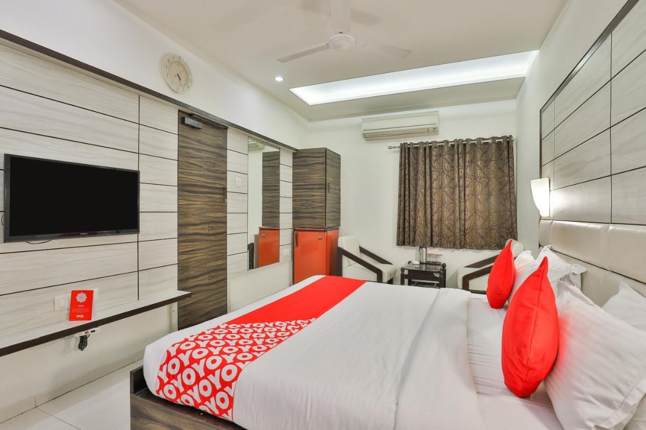 Oyo 2351 Hotel Golden Plaza Ahmedabad Buitenkant foto