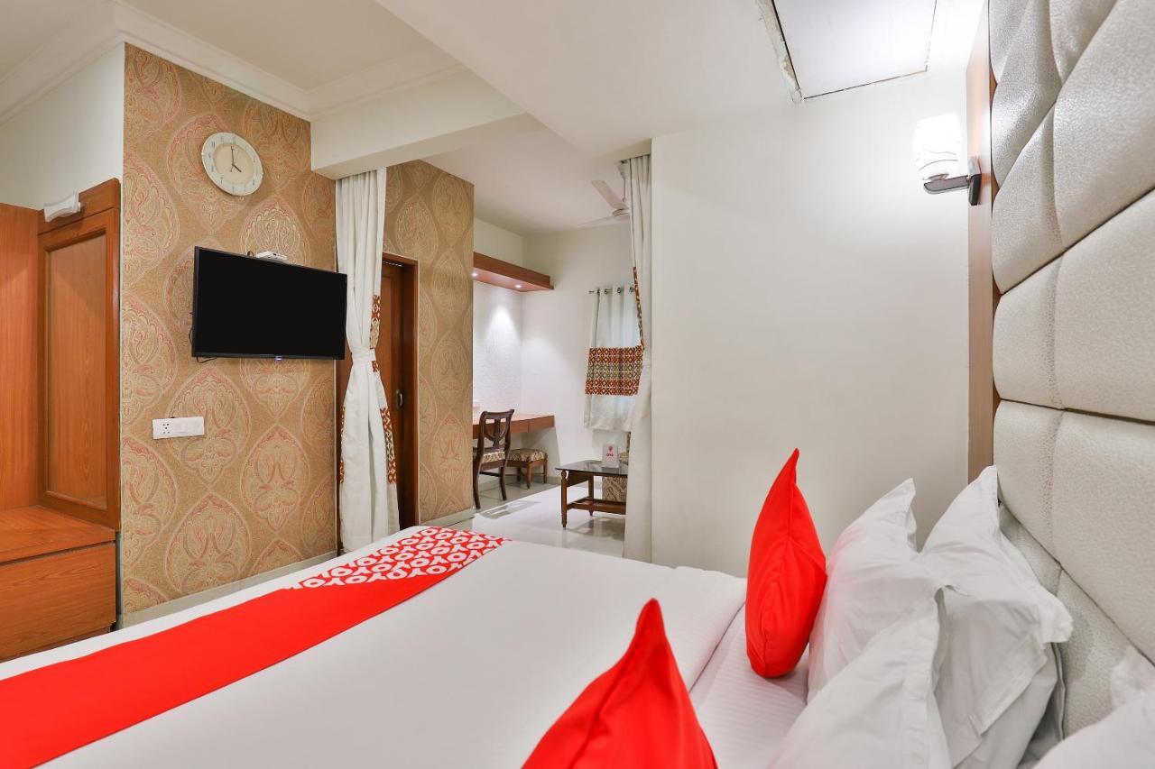 Oyo 2351 Hotel Golden Plaza Ahmedabad Buitenkant foto