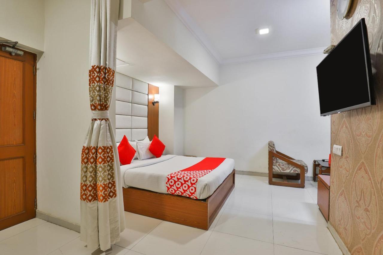 Oyo 2351 Hotel Golden Plaza Ahmedabad Buitenkant foto