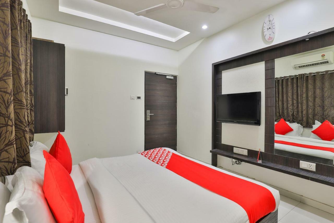 Oyo 2351 Hotel Golden Plaza Ahmedabad Buitenkant foto