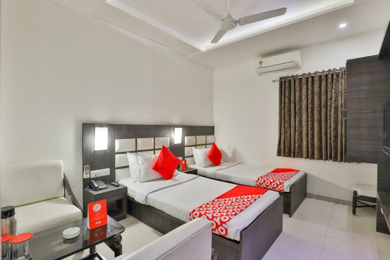 Oyo 2351 Hotel Golden Plaza Ahmedabad Buitenkant foto