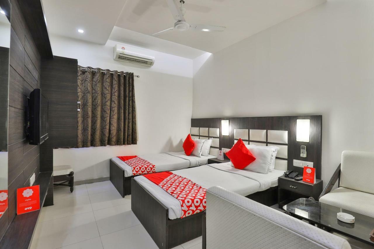 Oyo 2351 Hotel Golden Plaza Ahmedabad Buitenkant foto